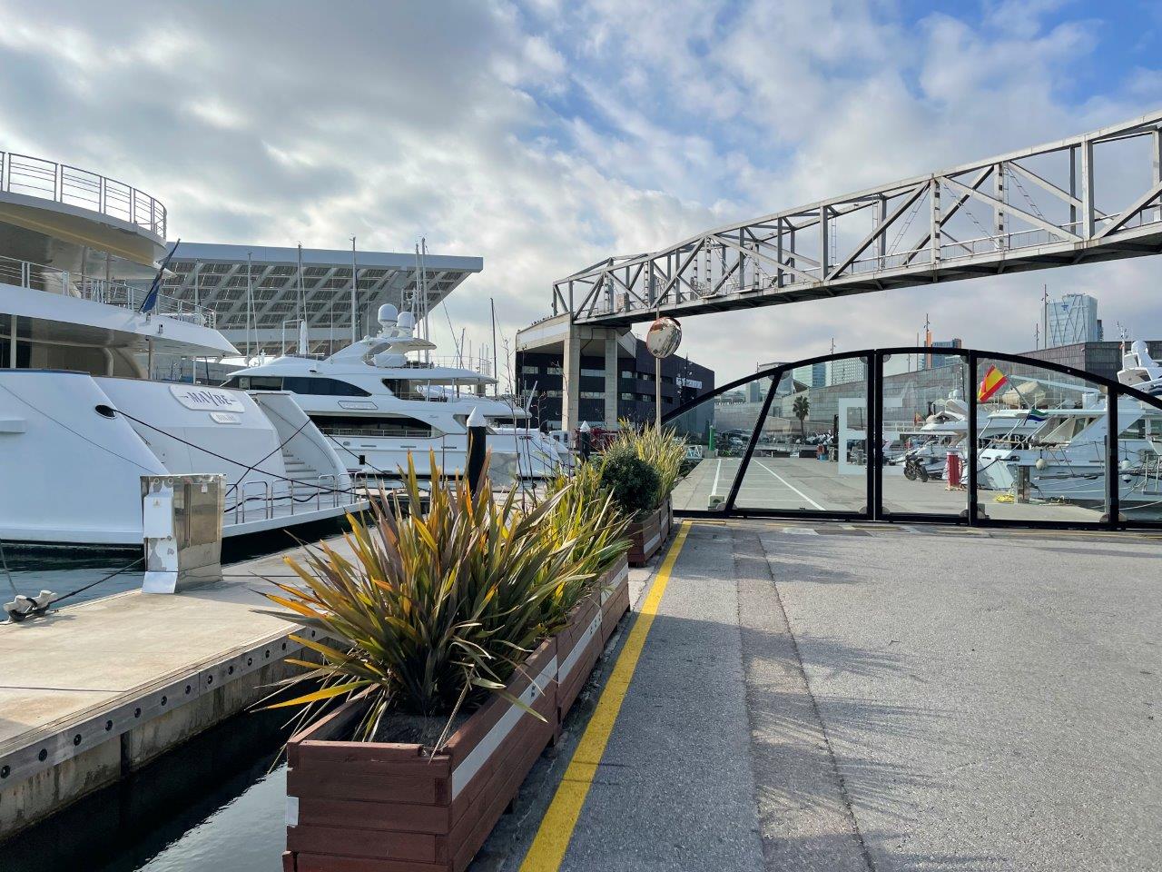Puerto deportivo — embarcaciones en amarre